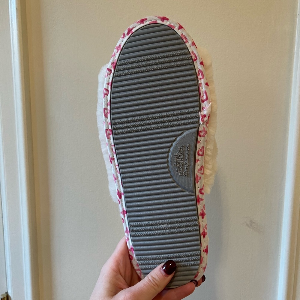 Dluxe by Dearfoam XOXO slippers - Picture 3 of 4